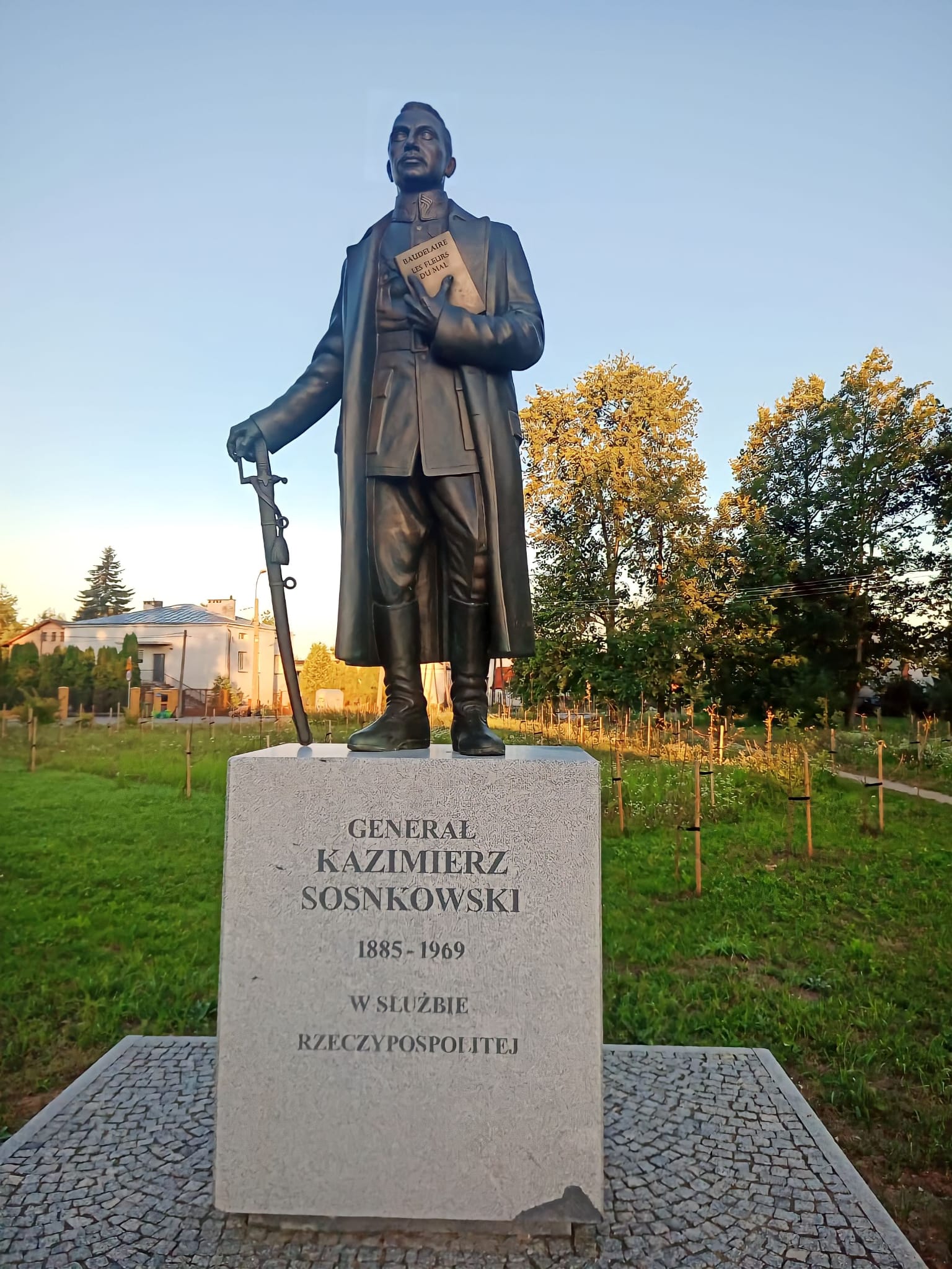 pomnik generała sulejówek
